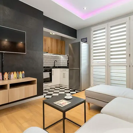 Stylish With Balcony In Old Town By Renters *